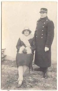 FOTO UNIFORME DE INVIERNO GUERRERO MILITAR PARAMILITAR LETONIA AIZSARGS con ESPOSA AÑOS 1930 - Imagen 1 de 1