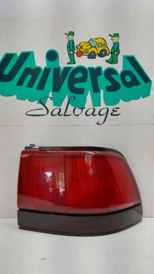 Luz trasera Mercury Tracer 1995 cuarto derecho montada en panel Foto 1 de 4