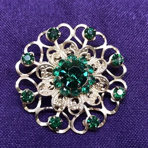 Vintage Brooch Pin Silver Tone Faux Green Stones Unsigned Ladies Estate Jewelry - Picture 1 of 4