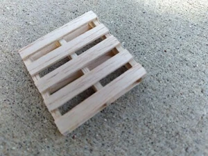 Holzpaletten - 1/24, 1/25, G Scale 4' L x 4' B (2"x2") - Menge 4 - 2-seitiger Lift - Bild 1 von 5