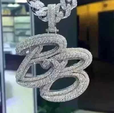 Colgante redondo de moissanita real de 4 quilates con letra personalizada para hombre enchapado en oro blanco de 14 quilates Foto 1 de 4