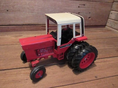 Vintage INTERNATIONAL HARVESTER 1586 w/DUALS Scale 1/16 - PARTS! - Image 1 of 4