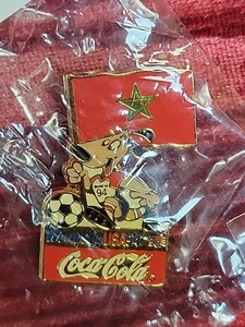 Coca Cola Copa Mundial EE. UU. 94 Solapa Pin Tack Pinback Perro Mascota NUEVO MARRUECOS - Imagen 1 de 8