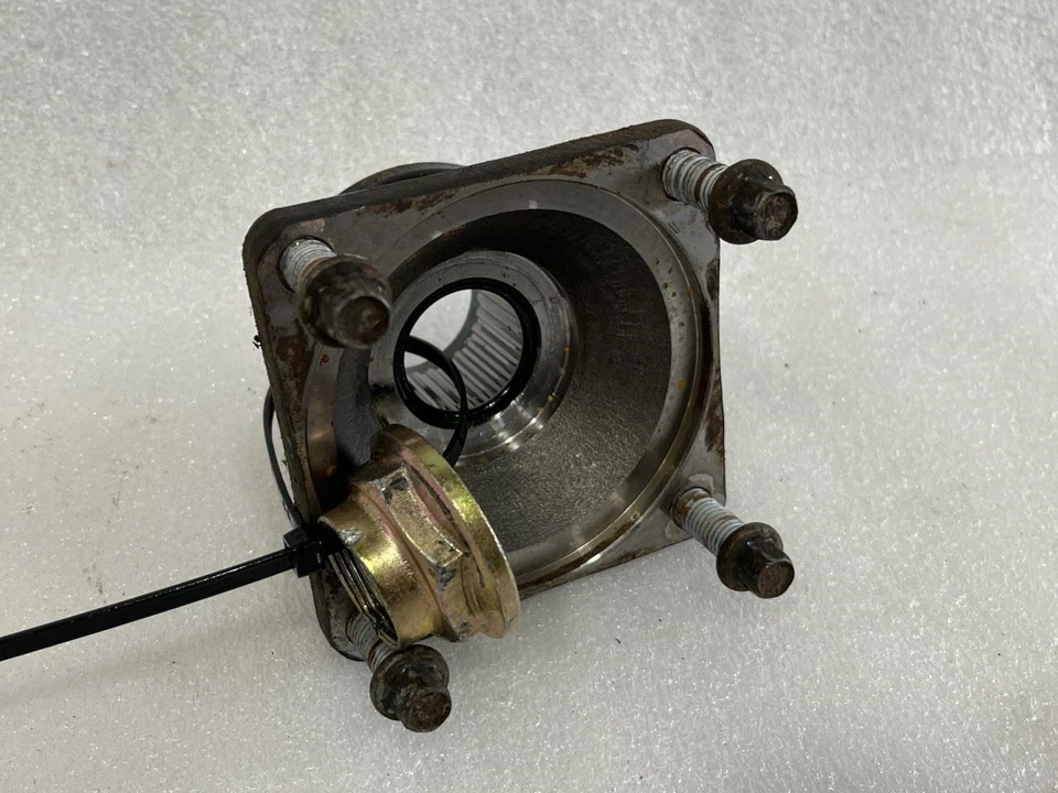 2004 2005 2006 2007 CHEVROLET COLORADO TRANSFER CASE DRIVESHAFT BRACKET 4x4 3.5L - Image 1 of 3