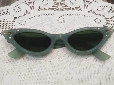 Винтажный. 50'S 60'S Cat глаз солнцезащитные очки Париж дизайн, зеленые оправы зеленые линзы - Изображение 1 из 4