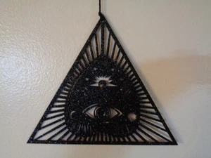 PIRAMIDE OCCHIO CHE TUTTO VEDE + SIMBOLI MISTICI TAGLIO LASER DECORAZIONE DA APPENDERE NUOVO - Foto 1 di 2
