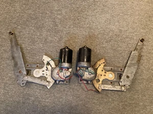 JAGUAR DAIMLER ELECTRIC POWER REAR WINDOW LIFT MOTORS PAIR SERIES 2&3 XJ6 XJ12 - Picture 1 of 7