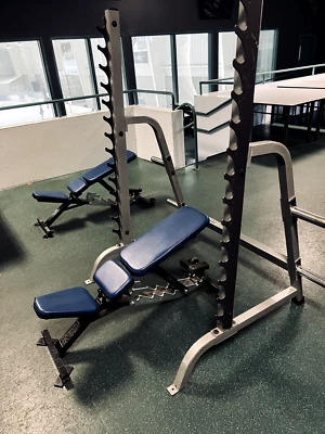 Banco ajustable Hammer Strength con estante Foto 1 de 2