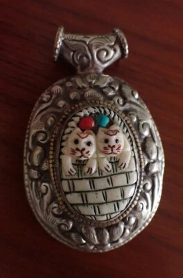 2 Gatos/Gatitos en Cama Colgante Tallado con Repousse Plata Tibetana Foto 1 de 3