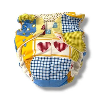 BIG KIDDYFEE Omutsu „Bauklötzchen & Herzen“ – Verspielte Stoffwindelhose