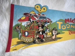 Pennant vintage Walt Disney's Topolino Toontown Disneyland 29" x 11" - Foto 1 di 12