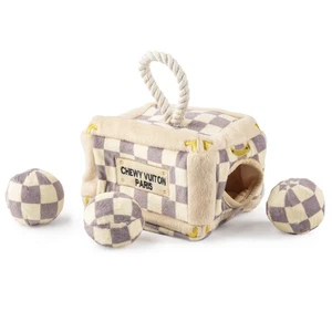 Checker Chewy Vuiton Trunk Activity House, Plüsch Designer Hundespielzeug mit Inter... - Bild 1 von 7