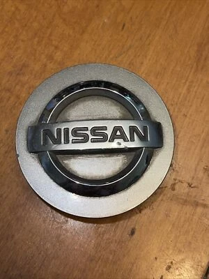 Tapacubos central rueda metal oscuro Nissan 350Z Altima Máxima OE 40342 ZW40A Foto 1 de 2