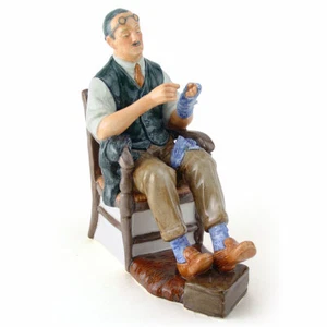 Vintage Royal Doulton Figurine THE BACHELOR HN 2319 Retired 1975 - Picture 1 of 1