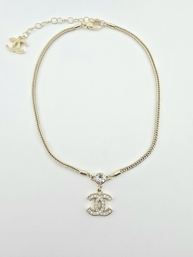 Collana Chanel tono oro con ciondolo CC cristallo 2024
