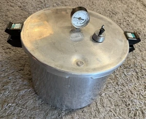 Vintage Presto Pressure Canner And Cooker Measures 12.5” x 9” Lid And Pot - Foto 1 di 8