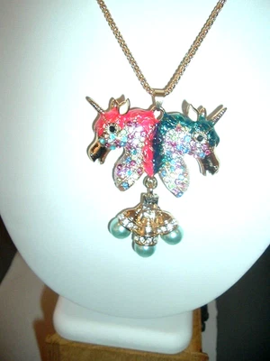 Colar pingente de ouro Betsey Johnson MULTICOLORIDO cristal pavê unicórnios duplos novo com etiquetas - Imagem 1 de 4