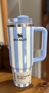 Stanley Blue Stripe Cabana Löscher Becher Tasse Kornblumenglanz 30 Unzen NEU. - Bild 1 von 3