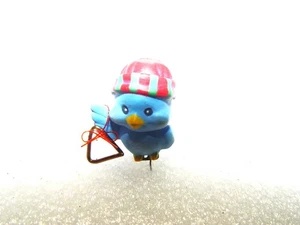Vintage blaues Rotkehlchen kleine Miniatur 1" Weihnachtsfigur Ornament Mütze Bommel 1990er - Bild 1 von 4
