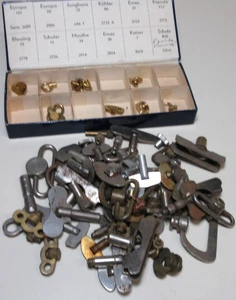 KONVOLUT VINTAGE MODERNE UHR AUFZIEH SCHLÜSSEL UHRMACHER REPARATUR TEILE WECKER #29 - Bild 1 von 8