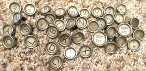 38 VINTAGE SCHREIBMASCHINENTASTEN für SCHMUCKHERSTELLUNG / BASTELN ~ SCHÖNES SAUBERES KONVOLUT ~ L@@K - Bild 1 von 4