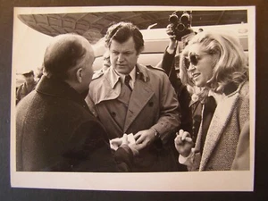 Foto de prensa brillante senador Edward Kennedy y Joan Kennedy #1 - Imagen 1 de 1