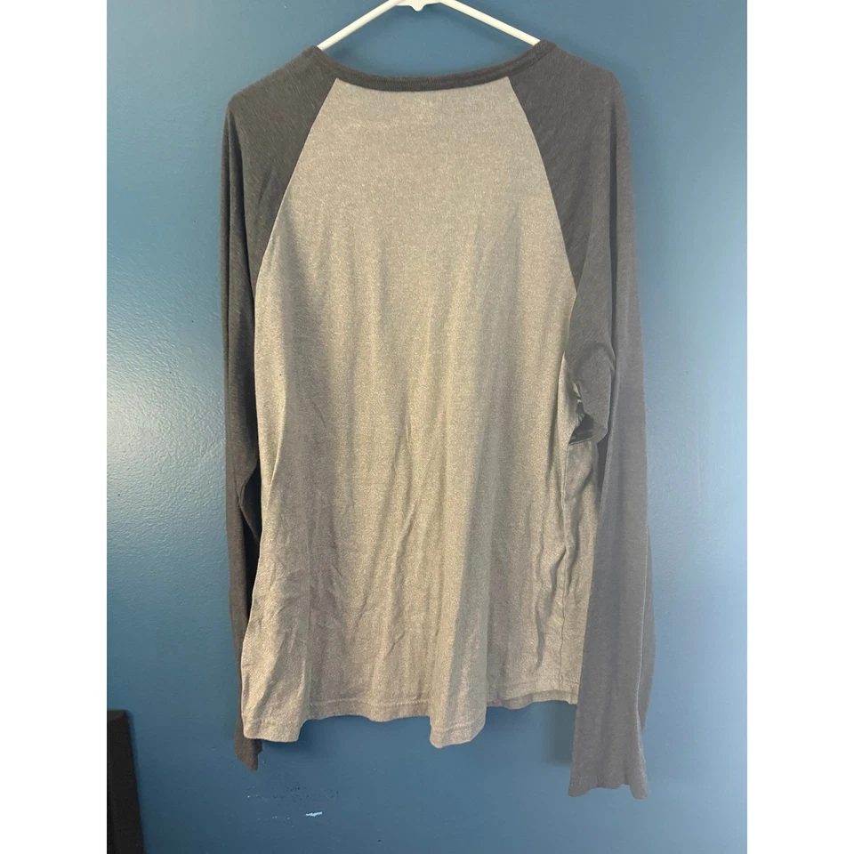 Camisa de manga larga con bolsillo estampado floral tropical manga raglán gris carbono para hombre Foto 1 de 4