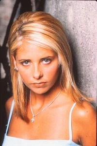 SARAH MICHELLE GELLAR - BUFFY THE VAMPIRE SLAYER - GALLERY SLIDE #11 - Picture 1 of 1
