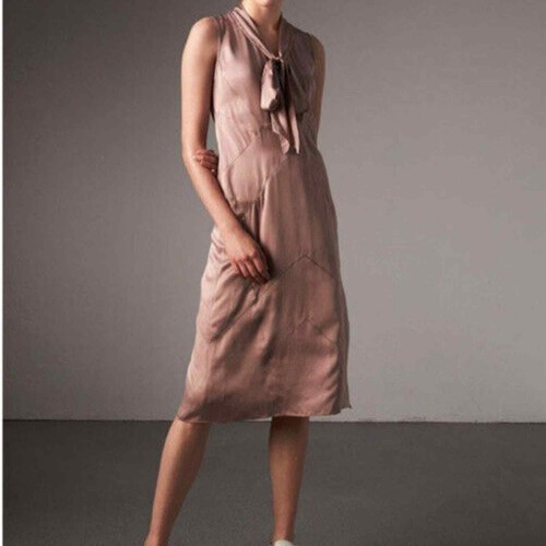 Abito Burberry in raso di seta con scollo a cravatta donna taglia 8 US rosa talpa antico
