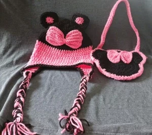Handgefertigte gehäkelte Minnie Mouse Mütze mit Ohrenklappen und Zöpfen plus Minnie Handtasche! - Bild 1 von 9