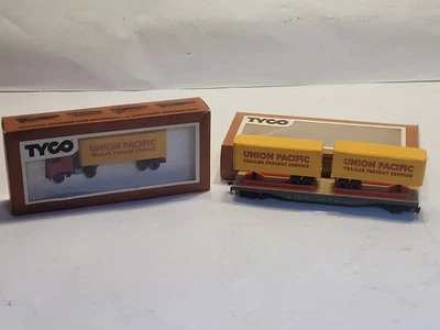 Tyco HO Piggyback Flat Car AT&SF #90806 with 3 Trailers and 1 Tyco Truck Cab U.P - Image 1 of 4