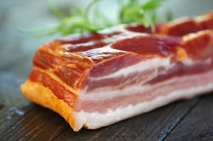 500 g geräucherter Bauchspeck Speck durchwachsen deftig herzhaft € 1,69/100g - Bild 1 von 2