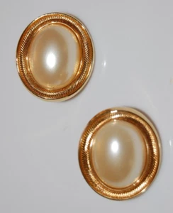 AVON VTG 80'S COUTURE LARGE OVAL FAUX PEARL MODERN STYLE GOLDEN CLIP-ON EARRINGS - Picture 1 of 12