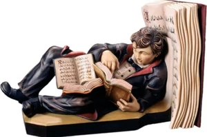 STATUA SCULTURA RAGAZZO REGGILIBRI CM 10 LEGNO DELLA VALGARDENA DECORATA A MANO - Imagen 1 de 1