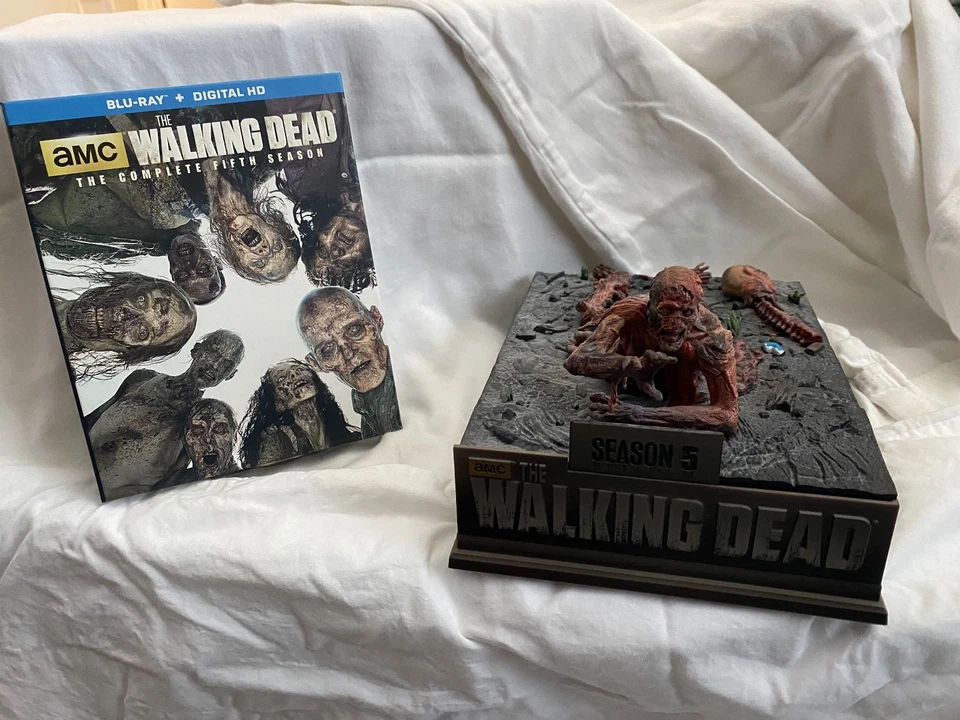 Walking Dead Series 5 Blu-Ray Limited Edition Asphalt Walker Statue Set - Image 1 of 1