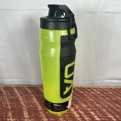 Botella de agua Under Armour 32 oz Playmaker Squeeze verde negro agarre de goma gimnasio Foto 1 de 4