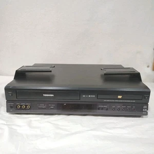 Toshiba SD K200U DVD VCR Combo Player Black For Parts or Repair Powers On - Picture 1 of 13