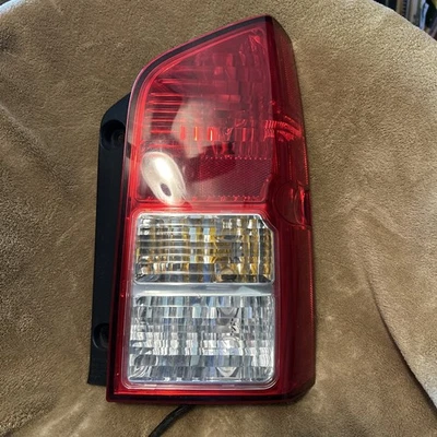Nissan Pathfinder 2005-2012 Rt. OEM Conjunto de luz trasera lateral Foto 1 de 4