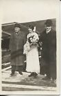 Vraie carte postale photo RPPC mariée en robe de mariée mari et père c.1910-20