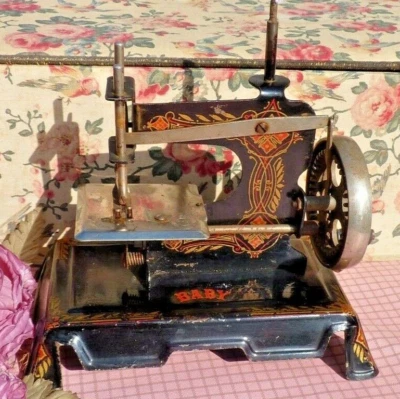 ANCIENNE MACHINE à COUDRE BABY en TOLE pour ENFANTS fin XIXe - Photo 1/4