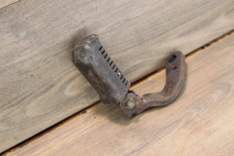 Yamaha Exciter 185 SR185 1981 reposapiés izquierdo clavija Foto 1 de 4