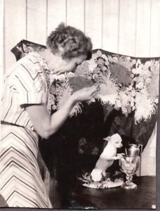 VINTAGE PHOTOGRAPH 1935 CHIHUAHUA DOG/PUPPY WOMEN'S GOBLET TRICK FASHION PHOTO