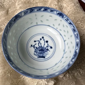 Tazón de porcelana chino Qing con patrón de arroz azul y blanco 清玩玉青花手繪玲瓏碗 - Imagen 1 de 4