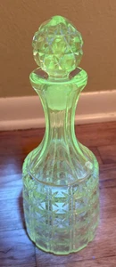 Vintage geschliffenes Glas Kristall Karaffe mit Stopfen 11" x Kreuzmuster - schönes UV-Leuchten - Bild 1 von 11