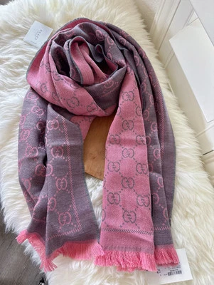 Bufanda tejida Gucci para mujer grafito GG patrón jacquard Foto 1 de 4