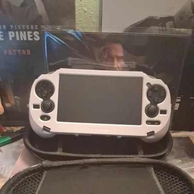 Sony Playstation Vita PCH-1000 Blanco Juegos Gratis  Foto 1 de 4