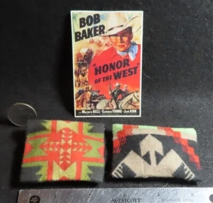 Vintage Film Cowboy Western Poster & 2 Kissen Ist-Zustand Dekor 1:12 Mini CK7795 - Bild 1 von 2