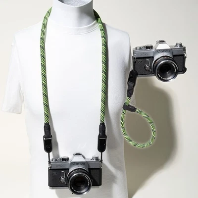 Correa para cámara de cuello y muñeca con cuerda de escalada negra verde lima con anclajes de diseño de pico Foto 1 de 4