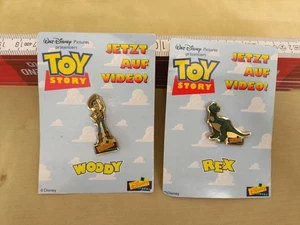 2x Pin Anstecker Woody Rex Dinosaurier Toy Story Walt Disney Videos  - Bild 1 von 7