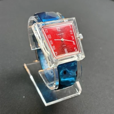Vintage LUCERNE Lucite Relógio de Acrílico Mecânico Transparente Rosto Vermelho Pulseira Azul - Imagem 1 de 4